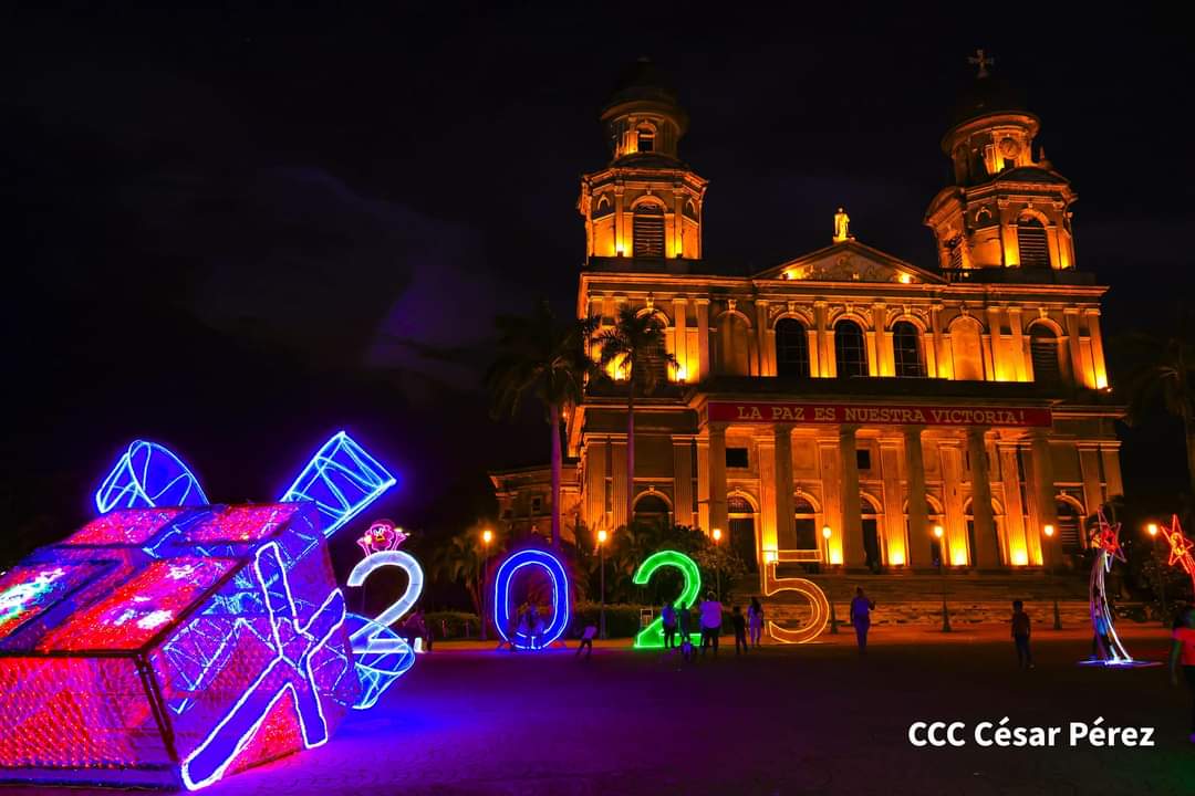 Plaza de la Revolución se viste con coloridos adornos navideños 