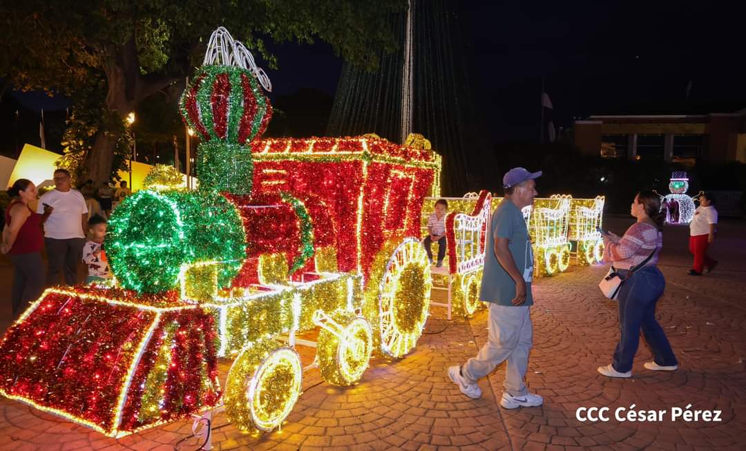 Plaza de la Revolución se viste con coloridos adornos navideños 
