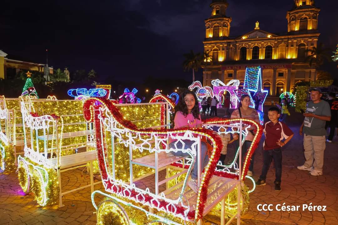 Plaza de la Revolución se viste con coloridos adornos navideños 