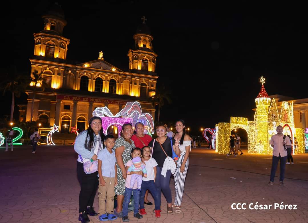 Plaza de la Revolución se viste con coloridos adornos navideños 
