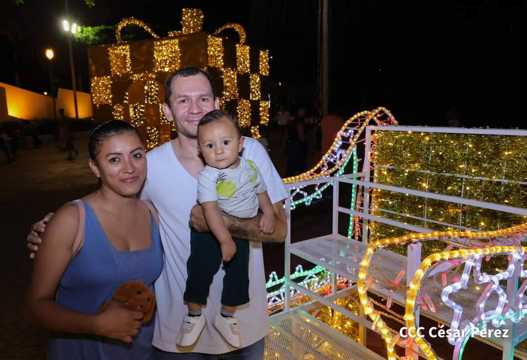 Plaza de la Revolución se viste con coloridos adornos navideños 