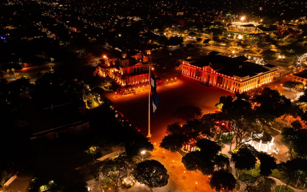 La Plaza de la Revolución se viste de Rojo