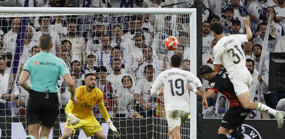 Real Madrid remonta y aplaza el título del Barcelona
