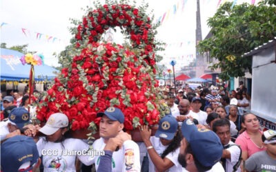 Familias acompañan con fervor a la figura de Santo Domingo por los barrios orientales de Managua