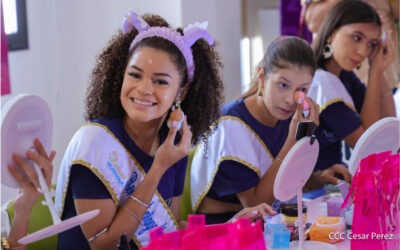 Candidatas a Reinas Nicaragua participan en un taller de automaquillaje en Escuela Creativa de Nicaragua Diseña