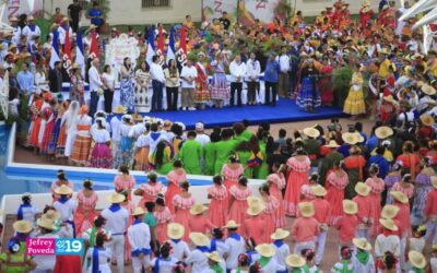 Gran Baile del Huipil reúne a más de 2 mil jóvenes en la Plaza de la Soberanía