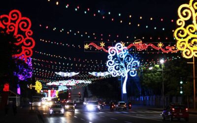 Luces y adornos navideños iluminan la Avenida Bolívar a Chávez