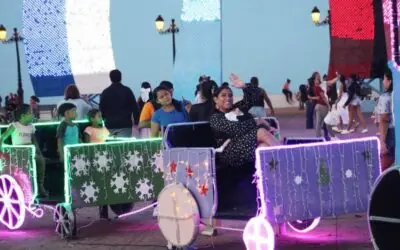 Familias disfrutan de los adornos navideños en la Avenida de Bolívar a Chávez