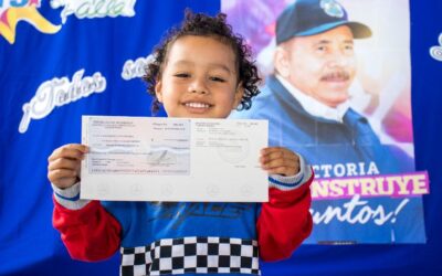 Niños del colegio Barriletes de colores de Managua reciben el bono presidencial
