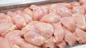 Producción de carne de pollo alcanza niveles estables a abril de 2026