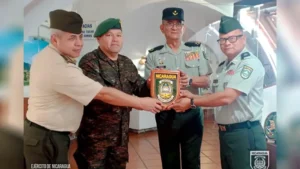 Entrega de piezas museológicas a la sección temática de la CFAC en el Museo del Ejército de Guatemala