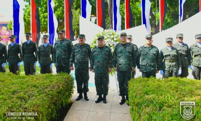 Colocación de ofrenda floral ante el Mausoleo del “Héroe Nacional, Comandante Carlos Fonseca Amador”