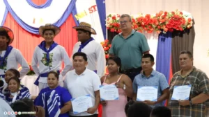 Docentes de Bonanza son protagonistas de un emotivo homenaje en su día