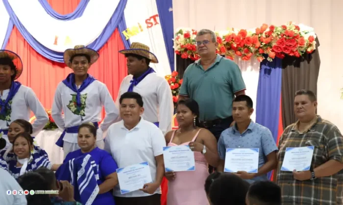 Docentes de Bonanza son protagonistas de un emotivo homenaje en su día