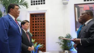 Nicaragua recibe copias de estilo del embajador de Zimbabue