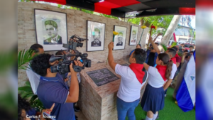 Juventud Nicaragüense Honra a los Héroes del 23 de Julio con Flores de Patio