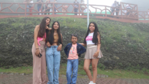 Familias disfrutan del clima fresco del Mirador de Catarina