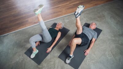¿Tienes más de 60? Este movimiento suave puede ayudar a cuidar tus rodillas