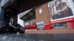 mujer en una bolsa de basura