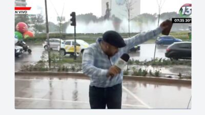 Periodista resbala mientras alertaba sobre lluvias