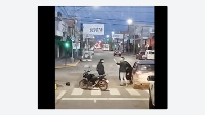 El inesperado giro de una pelea entre un conductor y un motociclista