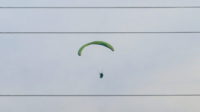 Muere paracaidista en cables de alta tensión
