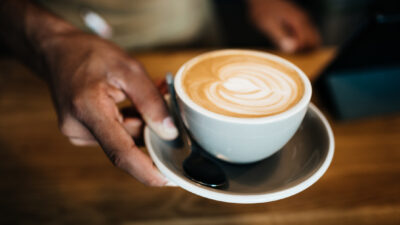 Expertos revelan el límite recomendado de consumo de café con cafeína