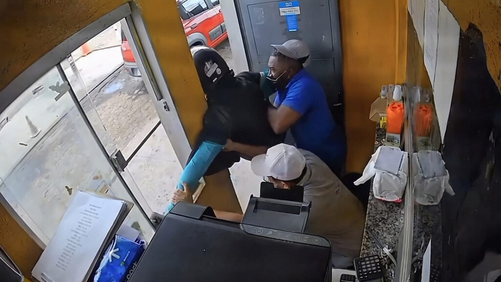 Empleados aprovechan un descuido y enfrentan a un ladrón armado