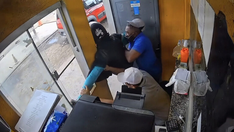 Empleados aprovechan un descuido y enfrentan a un ladrón armado
