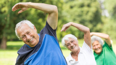 ¿Cómo envejecer mejor? El hábito recomendado después de los 55 años