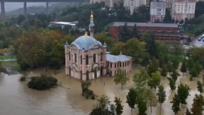 Fuertes lluvias provocan inundaciones en histórica mezquita de Turquía