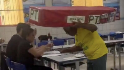 Un votante sorprende en Brasil al llegar a las urnas con un ataúd al hombro
