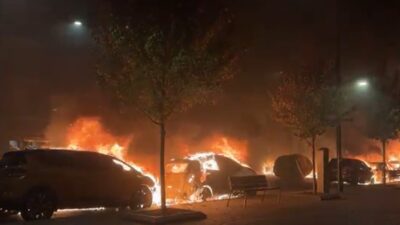 Incidentes durante protestas en España dejan varios vehículos incendiados
