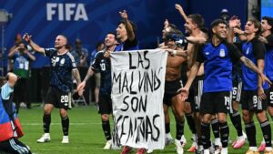 La FIFA define posible castigo a Argentina por pancarta de Malvinas