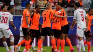 Países Bajos domina y derrota 2-0 a Túnez