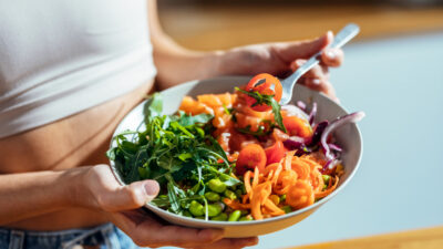 Oncóloga aclara si existen alimentos anticancerígenos