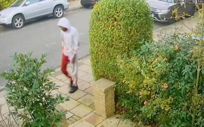 Asesino sale a la calle cubierto de la sangre de su víctima