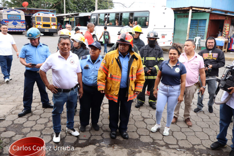  Bomberos y la estación bomberil