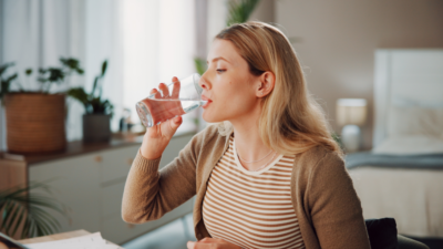 ¿Beber agua reduce el estrés?
