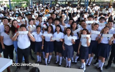 Más de 300 bachilleres del Instituto Enrique Flores reciben bono presidencial