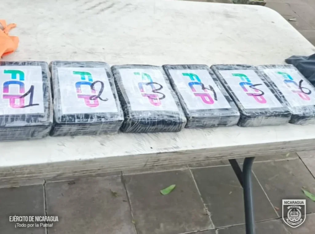 incautó 7 paquetes rectangulares de cocaína
