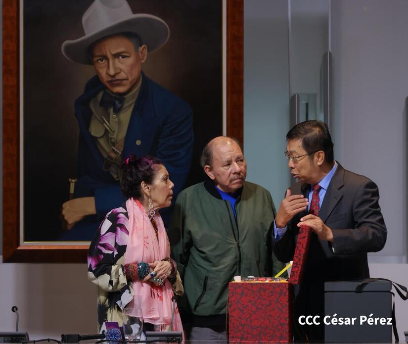 Embajador Chen Xi junto a los Copresidentes