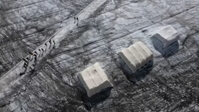 Universitarios suizos frenan el deshielo de un glaciar con lana