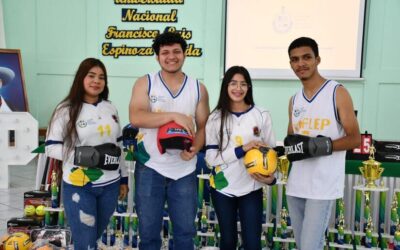 Estudiantes universitarios reciben material deportivo