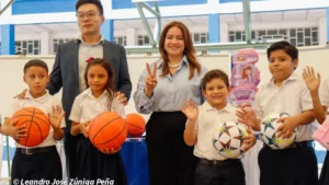 Colegio San Sebastián recibe material educativo donado por la empresa china CSCEC