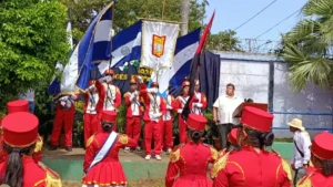 Desfile escolar celebra 70 años de historia y orgullo nacional en el Distrito VII