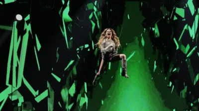 Gloria Trevi cae durante pleno concierto y sorprende al mostrar sus heridas