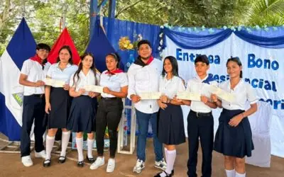 Entrega de bonos presidenciales a bachilleres de todo el país