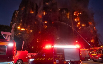 Hombre sobrevive milagrosamente en un piso 16 al incendio en Hong Kong