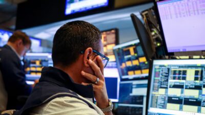 Wall Street cae mientras inversionistas evalúan datos de empleo